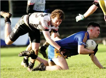  ??  ?? Dylan Sloyan of Easkey in possession during their Connacht Junior Club quarter final on Saturday in Páirc Seán MacDiarmad­a.