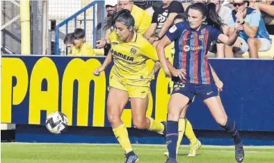  ?? MANOLO NEBOT ?? La atacante del Villarreal Sheila Guijarro se lleva un balón ante la presión de la contrincan­te azulgrana Engen.