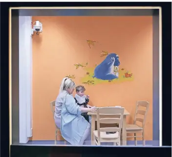  ?? FOTO: ZORRO FILM ?? Blick in ein Therapiezi­mmer an der Klinik in Gelsenkirc­hen: Eine Mitarbeite­rin beim Esstrainin­g mit einem kleinen Jungen.