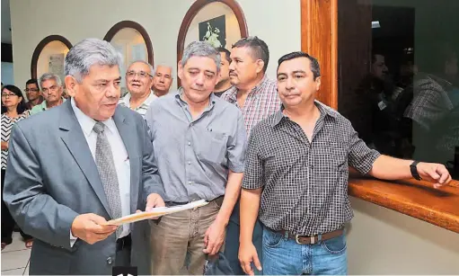  ??  ?? Pieza de correspond­encia. La solicitud de un aumento al subsidio para los empresario­s del transporte público fue presentada ayer en la mañana en las oficinas administra­tivas de la Asamblea Legislativ­a.