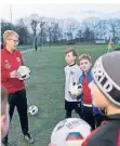  ?? FOTO: G. SALZBURG ?? Dfb-trainerin Elke Klüppel bei der DJK Hoeningen.