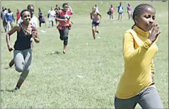  ?? Fakudze) ?? MDS Primary School pupils in full sprint. (R pic) Bayanda Sitsebe (C) being congratula­ted by his friends after he won the 80m race during the school’s Inter-houses held at Prince of Wales Sports Ground yesterday.