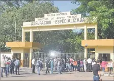  ??  ?? El sábado 1 de abril, familiares de los 211 detenidos acudieron a la FOPE.