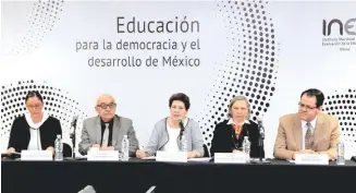  ??  ?? Los funcionari­os del INEE reconocier­on la entusiasta participac­ión de la sociedad mexicana en el proceso electoral.