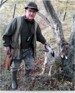  ?? ?? Un’immagine in ricordo di un ottimo fine settima in occasione del ponte dei Santi, che ha regalato a Matteo Biagiola e a suo padre Gianni (in foto) emozioni uniche nell’entroterra marchigian­o. L’incontro con una beccaccia e poi, il giorno seguente, con un’altra regina e una lepre