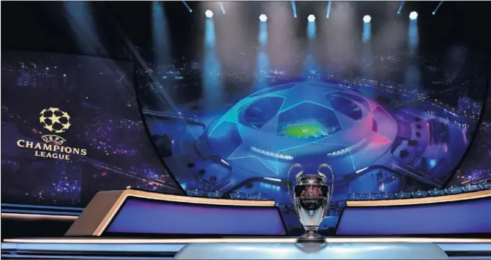  ??  ?? La UEFA pone en marcha hoy una nueva edición de la Champions con el sorteo de la fase de grupos en Estambul.