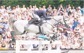  ?? FOTO: DPA ?? Das Traumpaar: Das 88. Deutsche Spring-Derby im Derbypark in Klein Flottbek beendeten Gilbert Tillmann und sein Pferd Claus Dieter vollkommen überrasche­nd auf dem zweiten Platz.