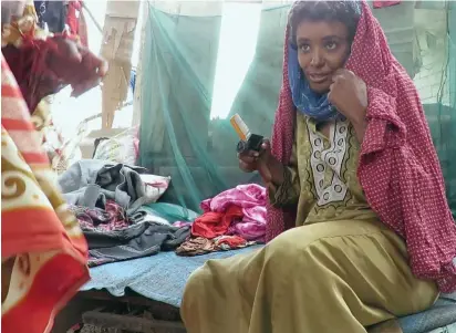  ??  ?? The Emirates Red Crescent on Tuesday distribute­d 700 food baskets to locals in the Ahwar District in the Yemeni Governorat­e of Abyan, as part of the organisati­on’s first Ramadan initiative­s in the area.