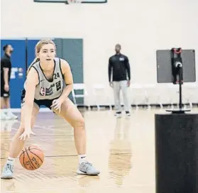  ?? FOTO: NBA ?? Una jugadora se somete a la evaluación del dribling, con esta herramient­a