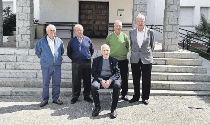  ?? VÍCTOR SÁNCHEZ ?? Visionario­s Domingo Haba, Francisco Melchor, Enrique García-Margallo, Casiano Blanco y Domingo Fernández, delante de la puerta de entrada a la escuela de capataces de Don Benito. ▷