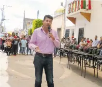  ?? RAÚL ALVARADO ?? Atención
personaliz­ada del alcalde Leonardo.