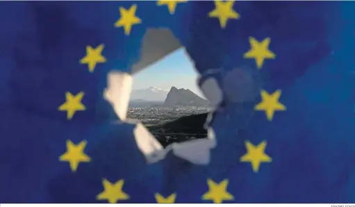  ?? ERASMO FENOY ?? Gibraltar y La Línea, a través de una bandera de la UE.