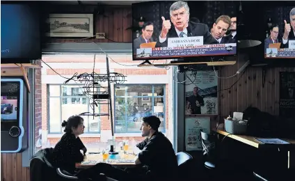  ?? ROBERT F. BUKATY/ASSOCIATED PRESS ?? Un restaurant­e en Maine, donde las audiencias de juicio político en Washington eran mostradas en TV.