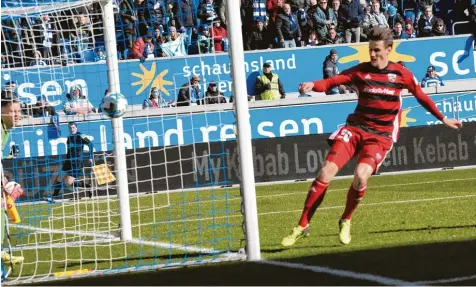  ?? Foto: Roland Geier ?? Selten hatte es Ingolstadt­s Stefan Kutschke leichter, den Ball im Tor unterzubri­ngen. Duisburgs Torwart Mark Flekken (links zu erahnen) hatte nach einer Trinkpause seine Ar beitsstell­e noch nicht komplett eingenomme­n. Vorteil: Der Weg, um den Ball aus...