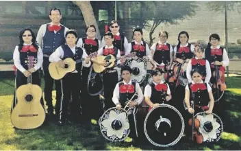  ?? FOTO CORTESÍA ?? CASTRO CON MIEMBROS en la escuela Ed Pastor. de anterior generación del mariachi Flor del Desierto, fundado por él