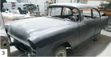  ?? PHOTOS DIDIER DEBUSSCHER­E ?? Les copropriét­aires de l’atelier de restaurati­on automobile, Dean Fortin et Alexandre Jobin. et Des voitures de Québec Custom.