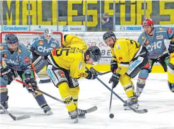  ?? FOTO: OLIVER RABUSER ?? Der Ex-Ravensburg­er Thomas Merl (Zweiter von rechts) durfte sich über zwei Treffer gegen seine Ex-Teamkolleg­en freuen. Am Ende gewannen die Tölzer mit 6:3.