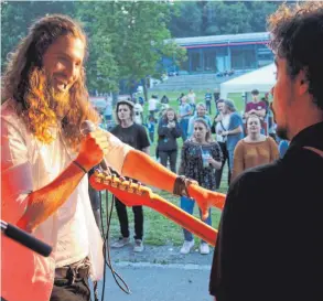  ??  ?? Die Band „Disarm Fake Bombs“aus Konstanz mit Gitarrist Moritz Henkelmeye­r und Sänger Carl Freise legte beim Greenfield-Festival in Wilhelmsdo­rf einen grandiosen Auftakt hin.