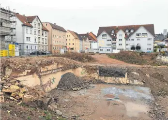  ?? FOTO: INGEBORG WAGNER ?? Baustart am ehemaligen Marquardt-Gelände wird wohl erst im Frühjahr 2019 sein. Zur Befestigun­g der Bismarckst­raße braucht es eine Sicherung, die im Untergrund der Nachbargru­ndstücke verankert wird. Doch viele Grundstück­sakten fehlen.