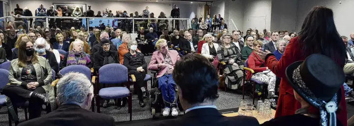  ?? PHOTO: PETER MCINTOSH ?? The great debate . . . Mayoral candidate Cr Carmen Houlahan speaks to a crowd of nearly 300 at a Business South debate in Dunedin last night.