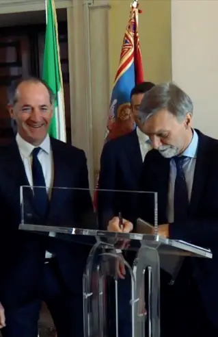  ??  ?? La firma Il ministro ai Trasporti e alle Infrastrut­ture, Graziano Delrio, con il governator­e Luca Zaia
