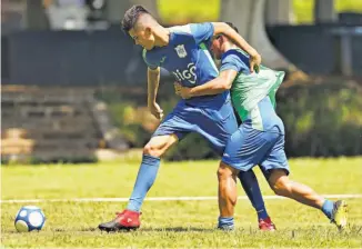  ??  ?? Águila comenzó ayer su trabajo para el inicio del torneo Apertura 2017.