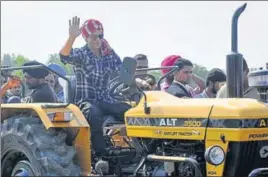  ?? GURMINDER SINGH/HT ?? Bollywood actor Shah Rukh Khan riding a tractor during the promotion of his upcoming movie ’Jab Harry Met Sejal’ at Jhande village in Ludhiana on Thursday.