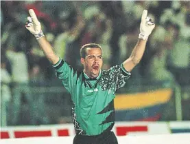  ??  ?? Perdió pero lo gritó. Rafael Dudamel, el DT de Venezuela, le hizo un gol de tiro libre a la Selección en la Eliminator­ia de 1998: Argentina ganó 5-2.