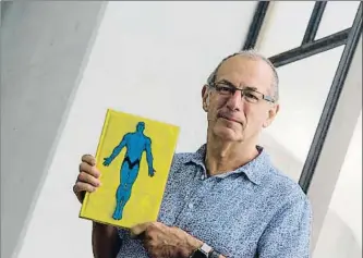  ?? QUIQUE GARCÍA / EFE ?? Dave Gibbons, fotografia­do en el Salón del Cómic