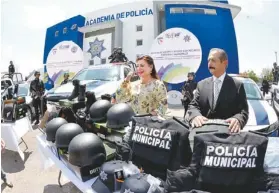  ?? CORTESÍA ?? Leticia Herrera Ale entregó material, equipo y apoyos a la policía local.