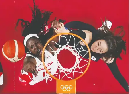  ?? BRIAN SNYDER/REUTERS ?? Laeticia Amihere of Canada and Park Ji Su of South Korea contest the ball in a 74-53 win by the Canadians Wednesday.