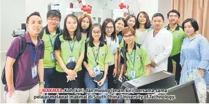  ??  ?? MAKMAL: Koh (kiri) dan Hwong (enam kiri) bersama-sama pelajar melawat makmal di South China University of Technology.