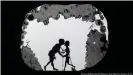  ??  ?? Was für ein Schattenth­eater! Die Scherensch­nitt-Videos von Kara Walker thematisie­ren Sklaverei und Rassismus