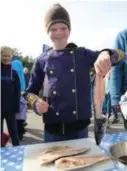  ??  ?? Una Gulsett Larsen (10) lagde klar sin egen fisk til grilling. FOTO: ROALD ANKERSEN