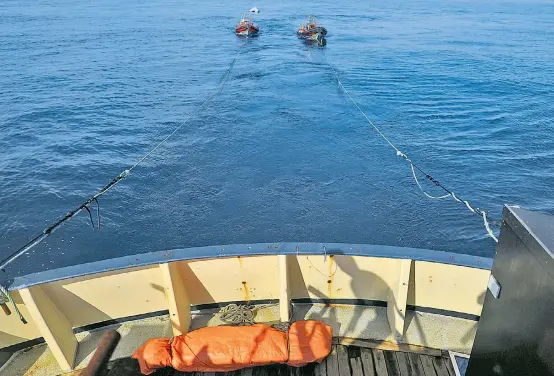  ??  ?? An Bord der Golfo Azzurro der spanischen NGO Proactiva Open Arms werden auch Tote transporti­ert – im Schlepptau zwei Flüchtling­sboote.