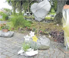  ?? FOTO: CHRISTINE HOFER-RUNST ?? Sie bleiben unvergesse­n: Symbolisch wurden am Freitag auf dem städtische­n Friedhof drei totgeboren­e Kinder bestattet.