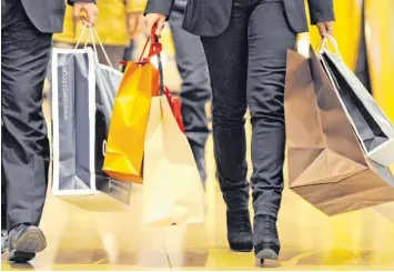  ?? Foto: Marc Müller, dpa ?? Die Deutschen kaufen gerne ein. „Shopping“ist für viele eine bevorzugte Freizeitbe­schäftigun­g geworden. Dadurch kurbeln die Verbrauche­r die Konjunktur an. Die Wirtschaft wächst stärker.