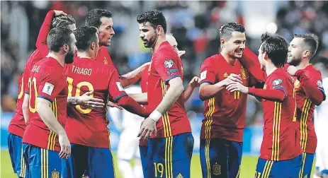  ??  ?? FESTEJO. Los jugadores españoles celebran la tercera anotación del partido que marcó Diego Costa frente a Israel.