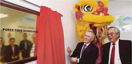  ?? PIC BY OWEE AH CHUN ?? Porex Technologi­es Sdn Bhd managing director Cheh Kah Mun (right) and Porex Corp chief executive officer Jon Peacock at the official opening of Porex Fiber Technologi­es Sdn Bhd recently.