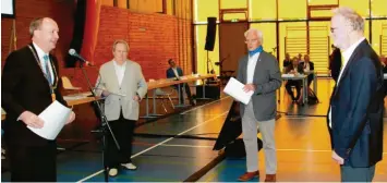  ??  ?? Die Stadträte (von rechts) Peter Henkel, Norbert Schwalber und Wolfgang Peitzsch verlassen nach vier oder mehr Perioden den Rat und erhielten deshalb den Ehrentitel „Altstadtra­t“. Bürgermeis­ter Franz Feigl überreicht­e die dazugehöri­gen Urkunden.