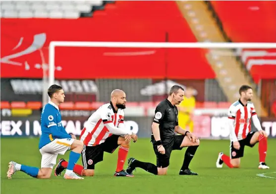  ?? AFP ?? Protesta contra el racismo en el juego entre el Sheffield United y el Brighton Albion de la Premier League.