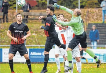  ?? FOTO: ROLF SCHULTES ?? Da ging es noch um Fußball: Oberzells Stürmer Anderson Gomes dos Santos (Zweiter von links) im Luftduell mit Weilers Torwart Andreas Hane. Nun ermittelt die Polizei gegen den Stürmer.