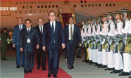  ?? BERNAMA PIC ?? French President Francois Hollande inspecting a guard of honour upon his arrival at Kuala Lumpur Internatio­nal Airport yesterday. With him are Minister in the Prime Minister’s Department Datuk Joseph Entulu Belaun and Defence Minister Datuk Seri...