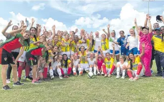  ?? LIGA SANTANDERE­ANA DE FÚTBOL ?? Al final del compromiso, las futbolista­s de los dos bandos compartier­on en el terreno de juego.