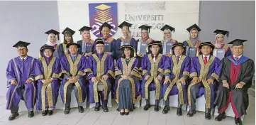  ?? — Photo by Chimon Upon ?? Zarinah (seated centre) and Jamil, on her right, join other distinguis­hed academicia­ns in a photo-call with the recipients of the ViceChance­llor’s Awards.