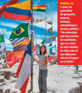  ??  ?? Matilda, de
7 años, ha aprendido de geografía, historia, biología, antropolog­ía e, incluso, política. “Ha entendido que hay cientos de realidades, que no existe un solo modelo de vida y que el que elija para ella en el futuro será válido”.