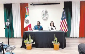  ?? ?? l Los cónsules Marcos Moreno Báez y Lucero de Fátima Hinojosa Romero encabezaro­n rueda de prensa ayer en el Consulado de México en Nogales, Arizona.