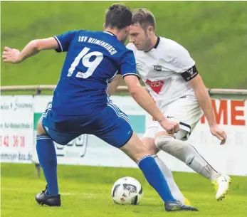  ?? FOTO: FLORIAN WOLF ?? Endlich wieder etwas Zählbares wollen Maximilian Rieber ( rechts) und der SV Kehlen nach langer Zeit beim SV Oberzell holen.