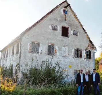  ?? Foto: Bronnhuber ?? Die Blindheime­r Simonsmühl­e ist seit Jahren ein Streitobje­kt. Nun heißt der neue Eigentümer Fördervere­in. Auf dem Bild von links: Dr. Arnold Schromm, Dieter M. Schinhamme­r (beide Fördervere­in) und Bürgermeis­ter Jürgen Frank.