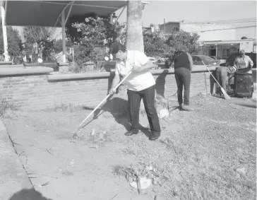  ??  ?? Brigada de Limpieza en el bulevar Miguel Hidalgo, alcaldesa de San Pedro tomó parte de estas acciones /CORTESÍA